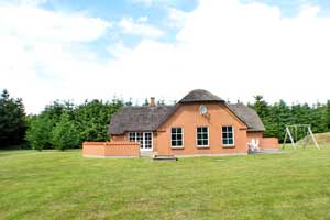 Dette dejlige sommerhus i sten og med stråtag er bl.a. udstyret med swimmingpool og spa. Huset er bygget i 1991 og ligger på en stor, velplejet naturgrund, hvor der er gode legemuligheder for børne ...