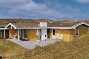 Rummeligt, velholdt sommerhus, bygget i 1980, moderniseret i 2006 med bl.a. nyt køkken. Huset ligger på en kuperet klitgrund, kun 75 m fra Vesterhavet. Der er udsigt over fjorden fra toppen af grund ...
