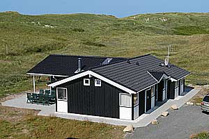 I første klitrække i det naturskønne Årgab ligger dette eksklusive sommerhus i træ, bygget i 2005. Til huset hører et stort delvist overdækket terrasseareal, hvorfra der er en fantastisk udsigt ...