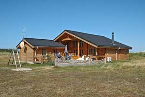 Dieses wirklich interessante und hübsche Balkenferienhaus, 2003 gebaut, ist auf einem mit Heide bewachsenen Natur-/Dünengrundstück gelegen. Große schöne sowohl offene als auch überdachte Terrass ...