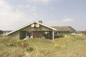 Gepflegtes, geräumiges Ferienhaus aus Stein und Holz mit Sauna, 1980, auf einem schönen Naturgrundstück dicht an den Dünen gelegen. Schöne offene und überdachte Terrasse mit Gartenmöbeln. Innen ...