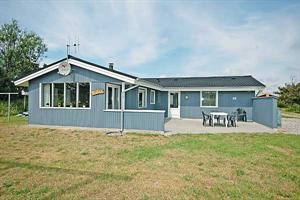 Nettes, gepflegtes Ferienhaus aus Holz mit Sauna, 1971 gebaut und 1985 renoviert. Zum Haus gehört ein offenes Terrassenareal mit Gartenmöbeln. Teppichböden überall, nur PVC in der Küche. Badezimm ...