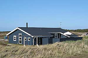 Dejligt, moderne sommerhus beliggende på natur/-klitgrund i det naturskønne Bjerregård kun 300 m fra Vesterhavet og 900 m fra Ringkøbing Fjord. Huset, der er af træ, er bygget i 1989 og modernise ...
