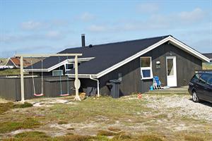Schönes, gepflegtes und gut eingerichtetes Ferienhaus aus Holz, 1988 gebaut und 2006 modernisiert, auf einem heidebewachsenen Natur/-Dünengrundstück gelegen - nur 350 m vom Wasser entfernt. Offene, ...