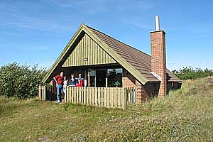 Feriehus. Bygget i 1981. Beliggende på en 1250 m2 tomt. Boligen er oppvarmet med strøm. 1 baderom med dusj. 1 toalet. Fryseboks. Steke-/miniovn. Kamin. Analog Parabolantenne. Video. 3 soverom i alt. ...