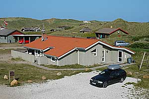 Dejligt og rummeligt sommerhus i træ fra 2000 beliggende på klitgrund, kun 150 m fra Vesterhavet. Til huset hører såvel åbent som overdækket terrasseareal med havemøbler. Indvendig er der træg ...