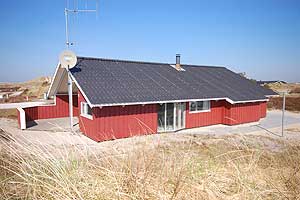 Herrliches Ferienhaus aus Holz, 1998 gebaut, auf einem Natur/Dünengrundstück gelegen. Zum Haus gehört ein großes, sowohl offenes als überdachtes Terrassenareal mit Gartenmöbeln. Helle, schrägen ...