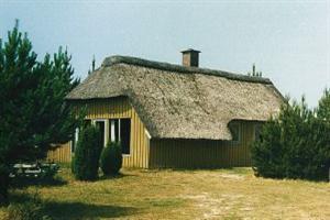 Hyggeligt sommerhus i træ, 1990, beliggende på en særdeles stor, ugenert naturgrund. Åben terrasse med havemøbler. Trævægge og -lofter. Gulvene er dels belagt med tæpper, dels med klinker. Bad ...