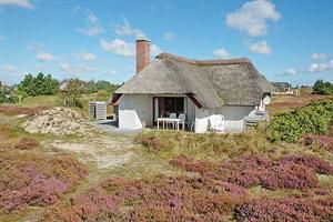 Feriehus. Bygget i 1985. Beliggende på en 3995 m2 tomt. Boligen er oppvarmet med strøm. 1 baderom med dusj. 1 toalet. Fryseboks. Mikrobølgeovn. Oppvaskmaskin. Steke-/miniovn. Kamin. Stereoanlegg. C ...