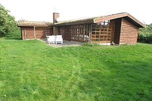 Stuga. Byggd 1976. Restaurert i 2007. Belägen på en 1800 m2 tomt. Stugan uppvärms med el. 1 badrum med dusch. 1 toalett. Minst ett badrum med golvvärme. Djupfrys. Mikrovågsugn. Diskmaskin. Braska ...