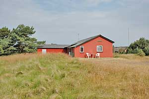 Dette enkle sommerhus i sten, opført i 1960, er beliggende på en naturgrund. Til huset hører lille åbent samt overdækket terrasseareal med havemøbler. Indvendig er der dels tapetserede vægge, d ...