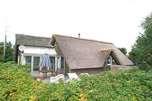 Usædvanligt flot og velholdt træ/stenhus med stråtag, bygget i 1977, renoveret i 1994 og derefter løbende med bl.a. 2 nye badeværelser. Huset ligger på en stor naturgrund omgivet af træer og me ...