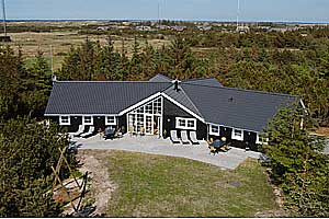 Eksklusivt, utraditionelt og meget energivenligt sommerhus i træ med swimmingpool, sauna og spa, bygget i 2005, kun 900 m fra en af Danmarks bedste badestrande og 900 m fra centrum af feriebyen Blåv ...