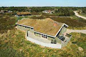 Feriehus. Bygget i 1999. Beliggende på en 2500 m2 tomt. Boligen er oppvarmet med strøm. 2 baderom med dusj. 2 toaletter. Minst et baderom med gulvvarme. Fryseboks. Mikrobølgeovn. Oppvaskmaskin. Ste ...
