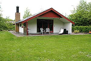 Feriehus. Bygget i 1979. Renovert i 2007. Beliggende på en 877 m2 tomt. Boligen er oppvarmet med strøm. 1 baderom med dusj. 1 toalet. Minst et baderom med gulvvarme. Fryseboks. Mikrobølgeovn. Oppva ...