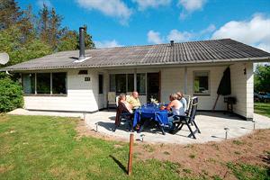 Pænt sommerhus i sten, bygget 1976 og moderniseret 2000, beliggende på en stor, lukket grund omgivet af græs og træer. Huset ligger i et fredeligt, veludbygget sommerhusområde. Til huset hører s ...