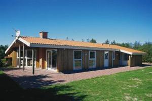Stuga. Byggd 1992. Belägen på en 1500 m2 tomt. Stugan uppvärms med el. 2 badrum med dusch. 2 toaletter. Minst ett badrum med golvvärme. Djupfrys. Mikrovågsugn. Diskmaskin. Bak-/miniugn. Braskamin ...