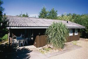 Pænt, velholdt sommerhus i træ, bygget i 1975. Huset ligger på en stor, ugenert natur-/havegrund med delvis beplantning, tæt ved Limfjorden. Til huset hører åben og overdækket terrasse med have ...