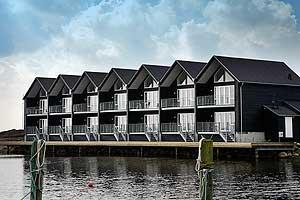 Flot ferielejlighed beliggende i et nyopført hotelkompleks ved lystbådehavnen i Skive omgivet af vand, skov, strand og dejlig natur. Havneområdet er renoveret og udbygget med et netværk af stier l ...