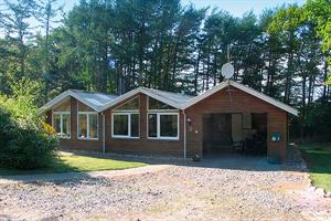 Dieses schöne Ferienhaus mit Whirlpool ist 2001 renoviert und liegt auf einem großen Wald-/Naturgrundstück in Gatten, in der Mitte von dem ruhigen und naturschönen Limfjordsland. Zum Haus gehört  ...
