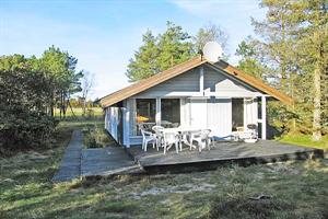 Dieses kleine, schön und gemütliche Ferienhaus liegt in Ålbæk dicht am Meer und herrlicher Natur - auf einem großen, leicht hügeligen Dünengrundstück von Bäumen umgeben. Innen sind die Wände ...