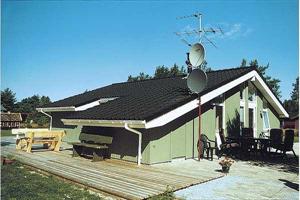Geschmackvoll eingerichtetes Ferienhaus aus Holz, 2001 gebaut, auf einem kinderfreundlichen Naturgrundstück, mit gutem Platz für Ballspiele und nur 200 m vom Wasser entfernt, gelegen. Zum Haus gehö ...