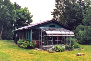 Enkelt sommerhus i træ, bygget 1973, er beliggende på en naturgrund. Til huset hører en udestue/overdækket terrasse med havemøbler. Vægge og lofter er beklædt med træ. Gulvtæppe overalt, dog  ...