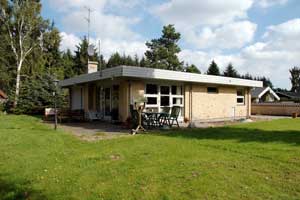 På en naturgrund, kun 300 m fra god badestrand ligger dette dejlige sommerhus i træ/sten fra 1986. Huset er løbende vedligeholdt og er indrettet til 5 personer. Stort, åbent terrasseareal med have ...
