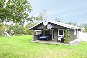 Holiday home. Built in 1985. Renovated in 2006. Situated on a 1050 qm site. The house is heated by electricity. 1 bathroom with shower. 1 toilet. At least one bathroom with heated floor. Microwave ove ...