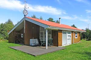 Holiday home. Built in 2000. Situated on a 1300 qm site. The house is heated by electricity. 1 bathroom with shower. 2 toilets. At least one bathroom with heated floor. Freezer. Microwave oven. Dish w ...