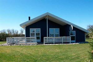 Højtbeliggende, kun 200 m fra vandet og med havudsigt fra såvel hus som terrasse ligger dette velholdte og nyrenoverede sommerhus. Huset er bygget i træ 1988 og ligger på en naturgrund. Til huset  ...