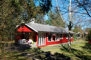 Feriehus. Bygget i 1973. Renovert i 1995. Beliggende på en 1100 m2 tomt. Boligen er oppvarmet med strøm. 1 baderom med dusj. 1 toalet. Fryseboks. Oppvaskmaskin. Steke-/miniovn. Kamin. CD. Analog Par ...