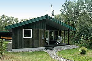 Gepflegtes Ferienhaus aus Holz, 1987 gebaut, auf einem herrlichen Wald-/Naturgrundstück gelegen, von hohen Laubbäumen umgeben. Zum Haus gehört sowohl überdachte als auch offene Terrasse mit divers ...