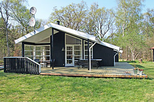Holiday home. Built in 1999. Situated on a 2800 qm site. The house is heated by electricity. 1 bathroom with shower. 1 toilet. At least one bathroom with heated floor. Freezer. Dish washer. Woodburnin ...