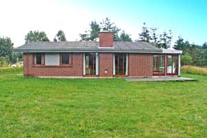 Feriehus. Bygget i 1989. Beliggende på en 1200 m2 tomt. Boligen er oppvarmet med strøm. 1 baderom med dusj. 1 toalet. Minst et baderom med gulvvarme. Fryseboks. Oppvaskmaskin. Steke-/miniovn. Kamin. ...