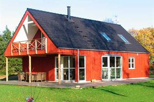Feriehus. Bygget i 2007. Beliggende på en 1500 m2 tomt. Boligen er oppvarmet med strøm. 1 baderom med dusj. 1 toalet. Minst et baderom med gulvvarme. Fryseboks. Oppvaskmaskin. Kamin. Stereoanlegg. C ...