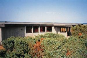Einzigartiges Ferienhaus aus Holz, 1972 gebaut. Das Haus liegt auf einem großen Naturgrundstück mit Gras, Heide und anderer Bepflanzung. Meeresblick vom Haus und Grundstück. Zum Haus gehört überd ...
