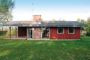 Auf einem Naturgrundstück in ruhiger Umgebung finden Sie dieses schöne Ferienhaus aus Holz mit Sauna, 1980 gebaut. Überdachte Terrasse mit Gartenmöbeln. Innen sind die Böden mit Teppich ausgelegt ...
