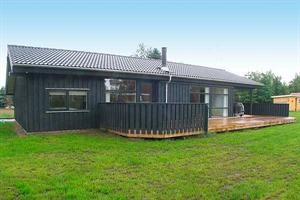 Wirklich schönes Ferienhaus aus Holz, 2007 gebaut, auf einem Naturgrundstück gelegen, nur 500 m vom Meer entfernt. Zum Haus gehört sowohl offenes als auch überdachtes Terrassenareal mit Gartenmöb ...