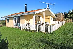 Feriehus. Bygget i 1977. Renovert i 2004. Beliggende på en 1200 m2 tomt. Boligen er oppvarmet med strøm. 1 baderom med dusj. 1 toalet. Fryseboks. Oppvaskmaskin. Kamin. CD. Analog Parabolantenne. Vid ...