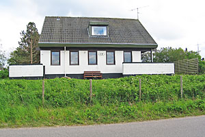 Feriehus. Bygget i 1973. Renovert i 2007. Beliggende på en 1330 m2 tomt. Havutsikt fra hus og tomt. Boligen er oppvarmet med olje. 1 baderom med dusj. 2 toaletter. Fryseboks. Mikrobølgeovn. Oppvaskm ...