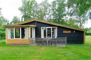 Stuga. Byggd 1958. Belägen på en 670 m2 tomt. Stugan uppvärms med el. 1 badrum med dusch. 1 toalett. Mikrovågsugn. Braskamin. Stereoanläggning. CD. Analog Parabolantenn. DVD. 2 sovrum i allt. 40  ...