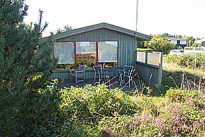 Stuga. Byggd 1982. Restaurert i 2004. Belägen på en 130 m2 tomt. Havsutsikt från stuga och tomt. Stugan uppvärms med el. 1 badrum med dusch. 1 toalett. Bak-/miniugn. Stereoanläggning. CD. DVD. Ba ...