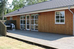 Wirklich schönes Ferienhaus aus Holz, 2008 gebaut, auf einem Naturgrundstück mit Aussicht auf das Meer, nur 400 m von schönem Badestrand entfernt gelegen. Zum Haus gehört großes Terrassenareal mi ...