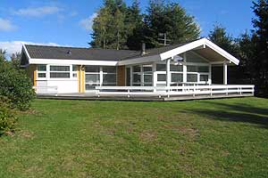 Bei Femmøller Strand können wir Ihnen dieses Luxusferienhaus mit Whirlpool und Sauna anbieten! Das Haus ist aus Holz, 1996, auf einem Natur-/Gartengrundstück mit Gras, Büschen und Bäumen gelegen. ...