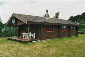 Feriehus. Bygget i 1979. Beliggende på en 1200 m2 tomt. Boligen er oppvarmet med strøm. 1 baderom med dusj. 1 toalet. Mikrobølgeovn. Steke-/miniovn. Kamin. Digital Parabolantenne. 2 soverom i alt.  ...
