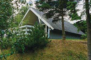 Feriehus. Bygget i 1970. Renovert i 1985. Beliggende på en 1200 m2 tomt. Havutsikt fra huset. Boligen er oppvarmet med strøm. 1 baderom med dusj. 1 toalet. Fryseboks. Mikrobølgeovn. Steke-/miniovn. ...