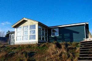 Feriehus. Bygget i 1992. Renovert i 2008. Beliggende på en 1238 m2 tomt. Havutsikt fra hus og tomt. Boligen er oppvarmet med strøm. 1 baderom med dusj. 1 toalet. Fryseboks. Mikrobølgeovn. Oppvaskma ...