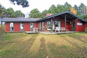 Feriehus. Bygget i 1976. Renovert i 2004. Beliggende på en 1480 m2 tomt. Havutsikt fra hus og tomt. Boligen er oppvarmet med strøm. 1 baderom med dusj. 1 toalet. Minst et baderom med gulvvarme. Frys ...
