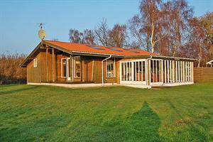 Attraktivt, rummeligt sommerhus i træ, bygget i 1989, beliggende på en 1100 m2 stor grund med græsplæne, hvor der er gode muligheder for leg og boldspil. Huset ligger i et fredeligt sommerhusområ ...